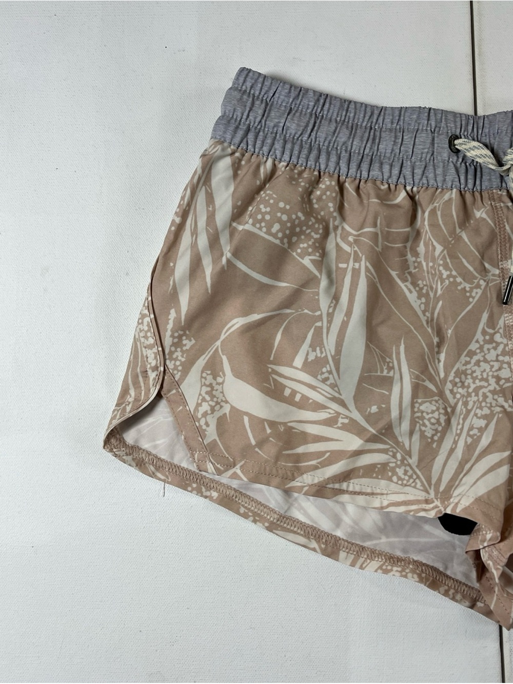 Vuori Women’s Clementine Shorts Lined Breathable Run Gym Floral Print Size S NWT - Picture 3 of 11